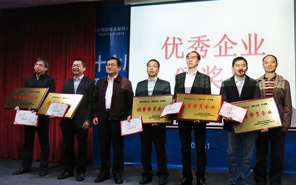 紀(jì)震副區(qū)長、劉石明副局長與創(chuàng)新管理優(yōu)秀企業(yè)代表合影留念
